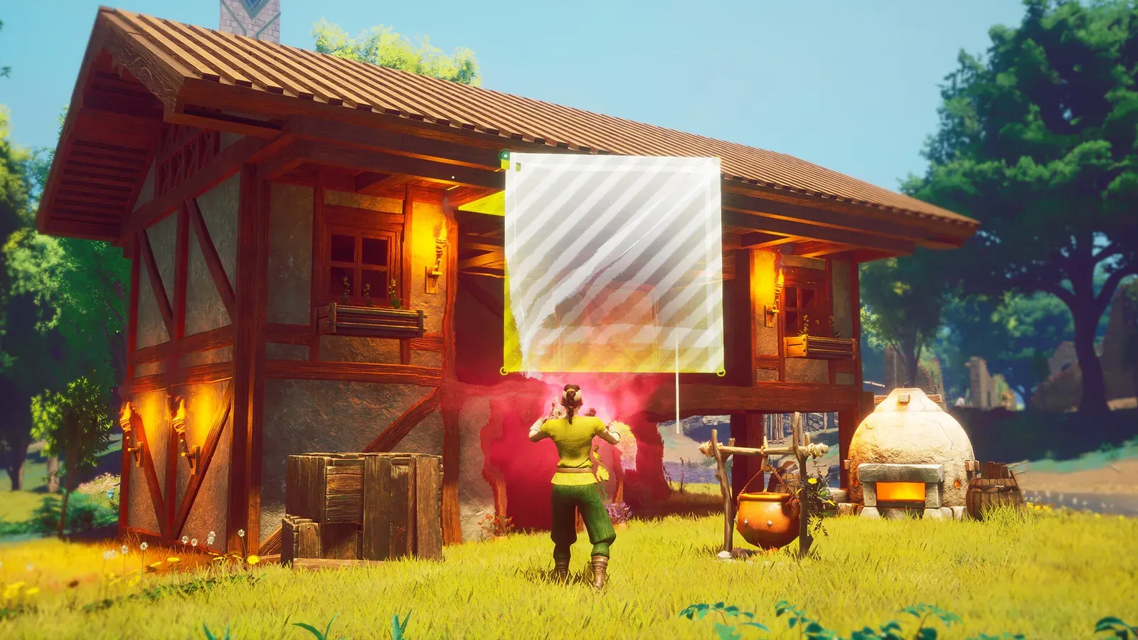 Spieler hält eine Fackel vor einem selbst gebauten Holzhaus in der Abenddämmerung